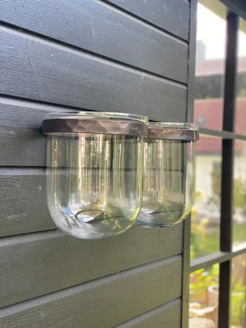 Lama vegglykt med glasskuppel H23 Sort metall oppheng 