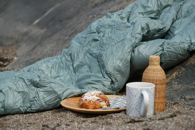 Out&About Dunpledd by Norsk Dun 130x170 Støv grønn 